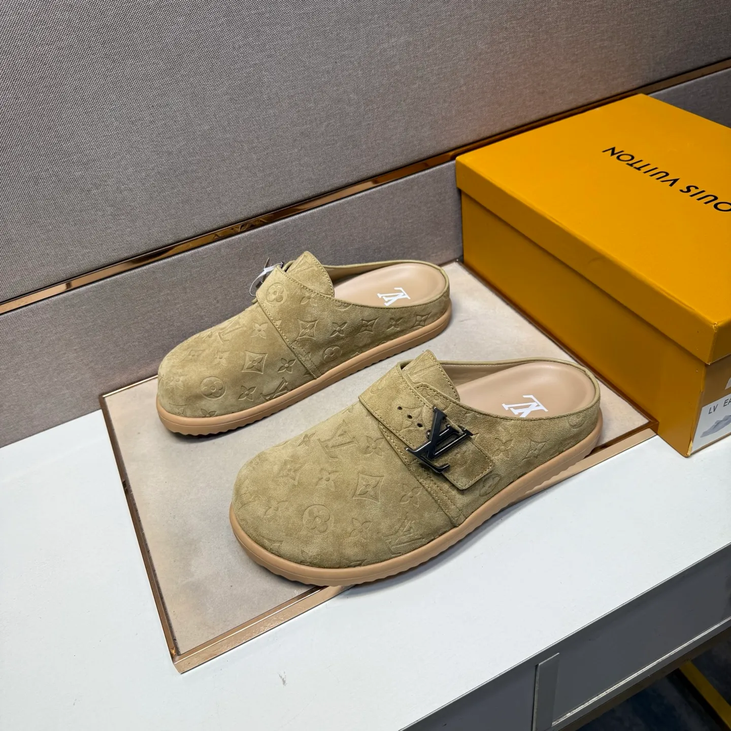 Men's men's shoes 💰pp540 [LV～] Men's casual half slippers 2025z cabinet sales simultaneously 🔶Size: 39-44 #️⃣ 🔷4 colors🔜The upper is made of multi-material splicing ➕Genuine leather lining, comfortable and breathable, sole: original comfortable and wear-resistant outsole, ⚠️Real thing📱Photographed🎬The real thing is better📢📢📢